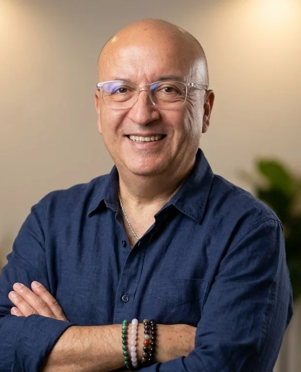 Helber Quántico de pie, con los brazos cruzados y una sonrisa tranquila